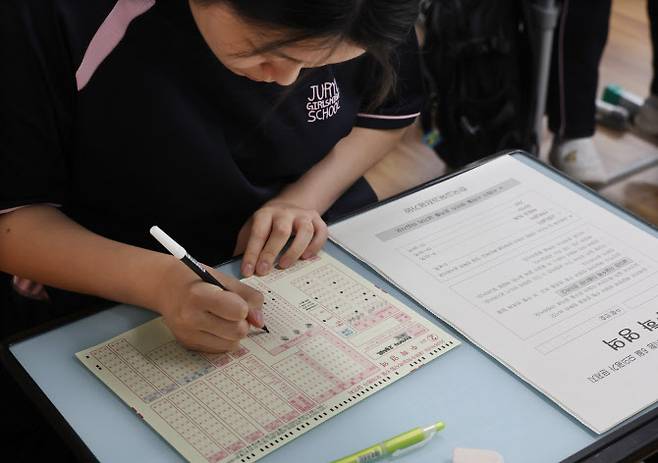 2026학년도 대학수학능력시험 6월 모의평가 시행일인 4일 오전 부산 사상구 주례여고 학생이 카드를 마킹하고 있다.(사진=연합뉴스)