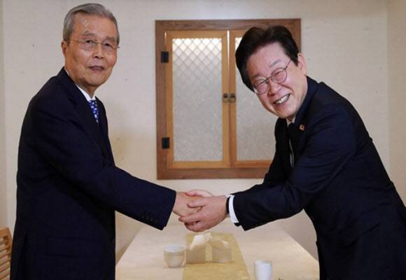 이재명(사진 오른쪽) 대통령과 김종인 전 국민의힘 비상대책위원장. (사진=국회사진기자단)