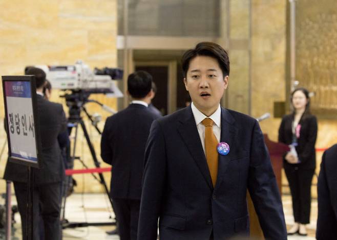 개혁신당 이준석 의원이 4일 서울 여의도 국회에서 열린 제21대 이재명 대통령 취임선서식에 참석하고 있다. (사진 = 연합뉴스)