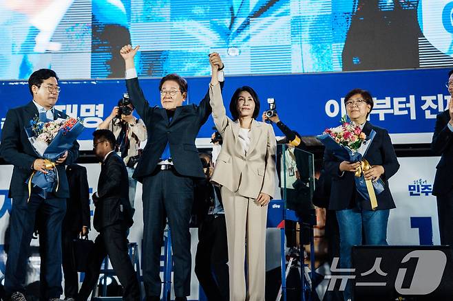 당선이 확실시된 이재명 더불어민주당 대통령 후보가 4일 서울 여의도 국회 앞에 마련된 민주당 국민개표방송시청 현장을 찾아 지지자들에게 인사하고 있다. (공동취재) 2025.6.4/뉴스1 ⓒ News1 안은나 기자