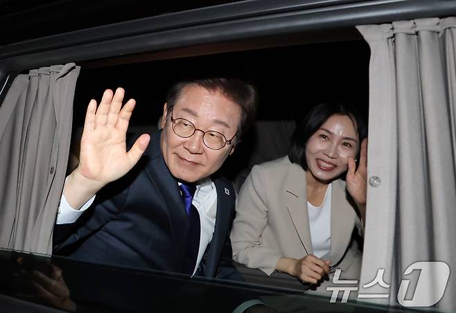 당선이 확실시된 이재명 더불어민주당 대통령 후보가 4일 서울 여의도 국회 앞에 마련된 민주당 국민개표방송시청 현장에서 연설을 마친 후 떠나고 있다. (공동취재) 2025.6.4/뉴스1 ⓒ News1 안은나 기자