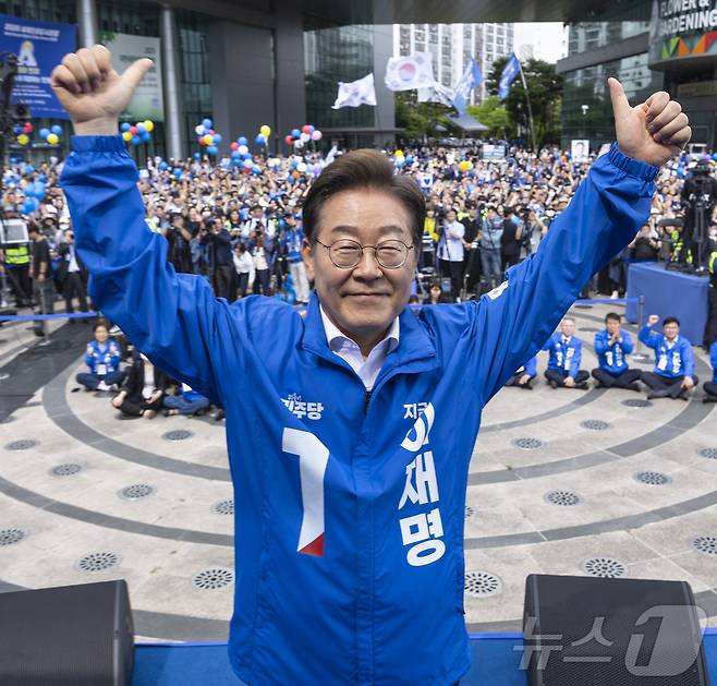 이재명 더불어민주당 대통령 후보가 17일 광주광역시 서구 김대중컨벤션센터 광장에서 열린 집중 유세에서 엄지를 들어 보이고 있다. (공동취재)2025.5.17/뉴스1 ⓒ News1 이재명 기자