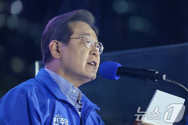 이재명 더불어민주당 대통령 후보가 제21대 대통령선거를 하루 앞둔 지난 2일 오후 서울 영등포구 여의도공원에서 열린 마지막 유세에서 지지를 호소하고 있다. 2025.6.2/뉴스1 ⓒ News1 안은나 기자