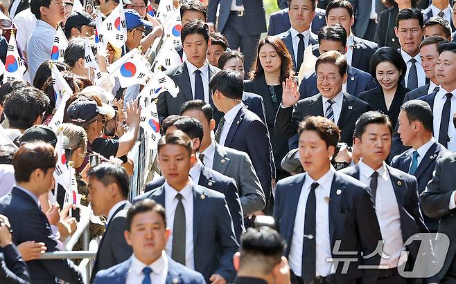 이재명 대통령과 김혜경 여사가 제21대 대통령 임기를 시작한 4일 오전 인천 계양구 자택 앞에서 열린 주민 환송 행사를 마친 후 국립서울현충원으로 향하고 있다. 2025.6.4/뉴스1 ⓒ News1 오대일 기자