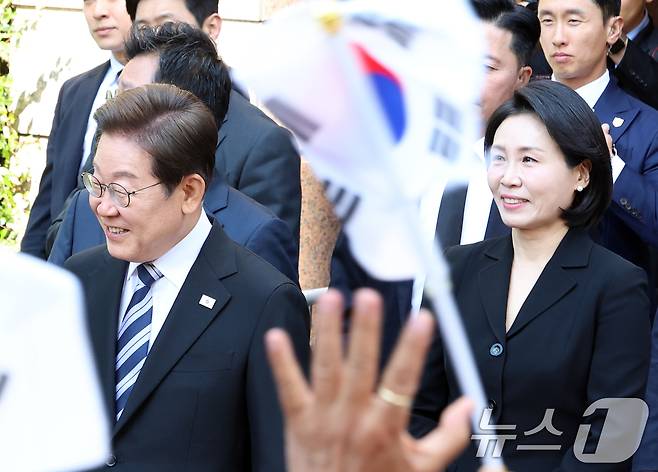 이재명 대통령과 김혜경 여사가 4일 오전 인천시 계양구 자택에서 나오며 환송나온 시민들과 인사를 하고 있다. 2025.6.4/뉴스1 ⓒ News1 김명섭 기자