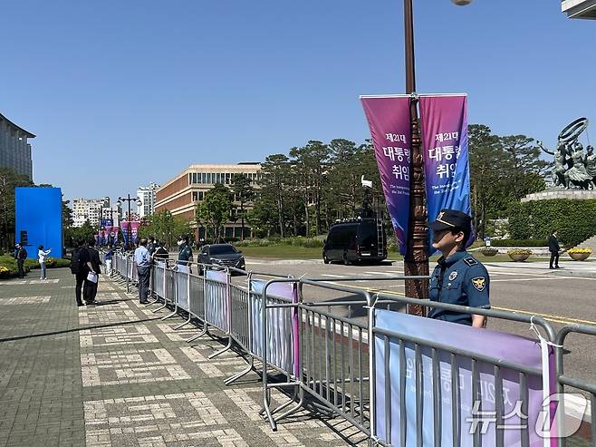 제21대 대통령 취임식이 열리는 서울 여의도 국회 곳곳에 경찰관이 배치해 경비를 서고 있다. / 뉴스1 김종훈 기자