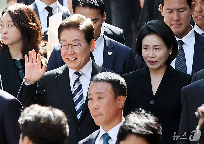 이재명 대통령과 김혜경 여사가 제21대 대통령 임기를 시작한 4일 오전 인천 계양구 자택 앞에서 열린 주민 환송 행사를 마친 후 국립서울현충원으로 향하고 있다. 2025.6.4/뉴스1 ⓒ News1 오대일 기자