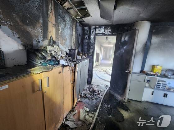 분신 소동으로 불에 탄 천안준법지원센터. (천안서북소방서 제공. 재판매 및 DB금지)/뉴스1