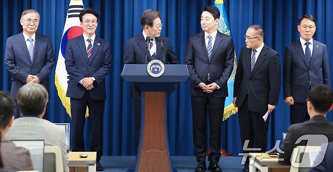 이재명 대통령이 4일 서울 용산구 대통령실 청사 브리핑룸에서 국무총리와 국정원장, 대통령 비서실장 등 인선발표 중 임명자들과 대화하고 있다. 국무총리 후보자로는 김민석 국회의원, 국정원장 후보자로는 이종석 전 통일부장관이 지명됐다. 대통령 비서실장으로는 강훈식 국회의원, 안보실장에는 위성락 국회의원이 임명됐고, 경호처장은 황인권 전 육군 대장, 대변인은 강유정 국회의원이 임명됐다. 2025.6.4/뉴스1 ⓒ News1 허경 기자