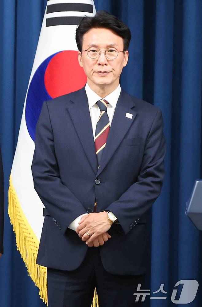 이재명 정부 첫 대통령실 국무총리 후보자로 임명된 김민석 더불어민주당 의원이 4일 서울 용산구 대통령실 청사 브리핑룸에서 열린 인선 발표에 참석해 있다. 2025.6.4/뉴스1 ⓒ News1 허경 기자