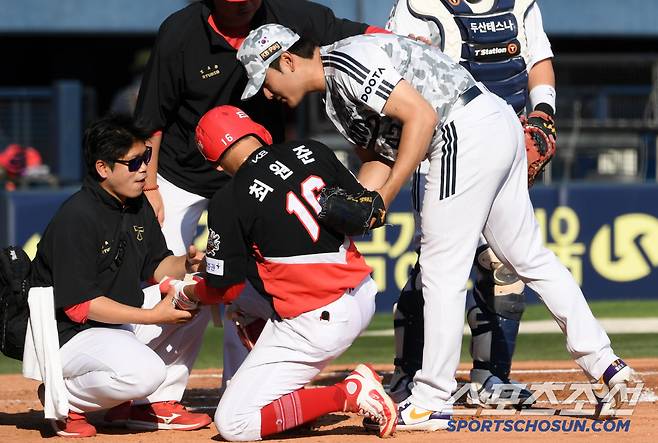 경기 초반이던 2회초 2사 KIA 최원준에게 몸에 맞는 볼을 허용한 두산 곽빈이 홈까지 내려와 미안한 마음을 전하고 있다. 잠실=박재만 기자 pjm@sportschosun.com