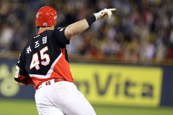 홈런 후 그라운드를 도는 위즈덤. ⓒKIA 타이거즈