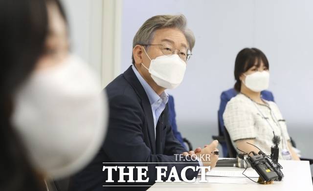 13살 소년공에서 경기도지사까지. 대한민국 인구의 4분의 1인 1300만 경기도민의 수장이 되기까지 걸린 시간은 42년이었다. 그의 행정은 언제나 실험적이었다. 반대도 많았지만 국민이 원하고, 당위성 있는 정책은 기득권 반발에도 불구하고 끝까지 추진하겠다는 신념을 굽히지 않았다. /남윤호 기자