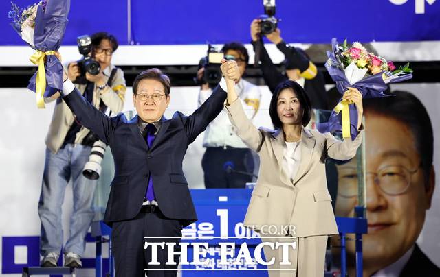 대한민국 제21대 대통령 선거에서 이재명 후보가 당선됐다. 이 당선자는 새 정부 내각 인선의 첫 단추인 초대 총리에 주목이 쏠린다. 이 후보와 김혜경 여사가 4일 오전 서울 여의도 국회 앞에서 열린 국민 개표방송 행사에서 꽃다발을 받은 뒤 시민들을 향해 인사하고 있다. /뉴시스