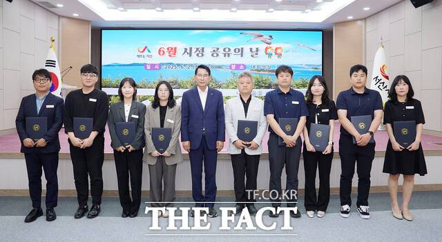 서산시 5S5품 실천 공무원 10명이 이완섭 시장(가운데)으로부터 표창장을 수여 받고 기념촬영을 하고 있다. /서산시.