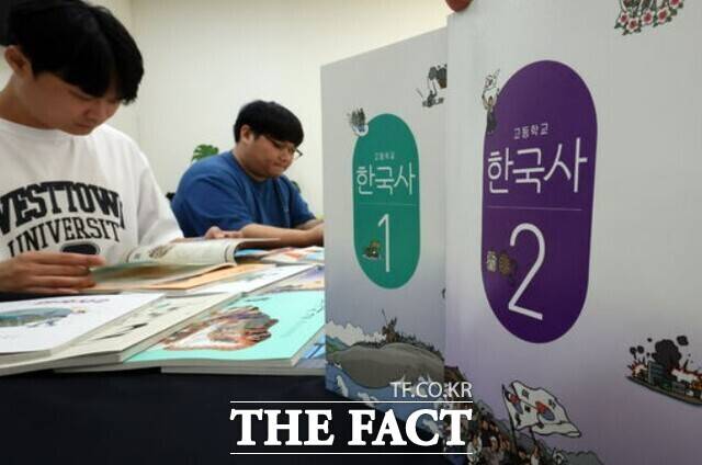 교육부가 친일 미화와 절차적 부실 논란이 불거진 한국학력평가원 고등학교 역사 교과서의 검정 취소 절차를 진행 중이다. 사진은 한국학력평가원 고등학교 역사교과서가 지난해 8월 30일 세종시 정부세종청사 교육부 기자실에 비치돼있는 모습. /뉴시스