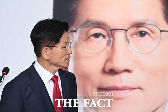 김문수 국민의힘 대선 후보가 4일 오전 서울 여의도 국민의힘 중앙당사에서 제21대 대통령선거 결과에 대한 승복 입장을 밝힌 뒤 당사를 나서고 있다. /박헌우 기자