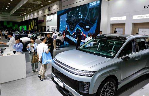 4일 서울 강남구 코엑스에서 열린 'EV트렌드코리아'에 참가한 관람객들이 행사장에 전시된 다양한 전기차를 보고 있다. 2025.6.4. 강진형 기자