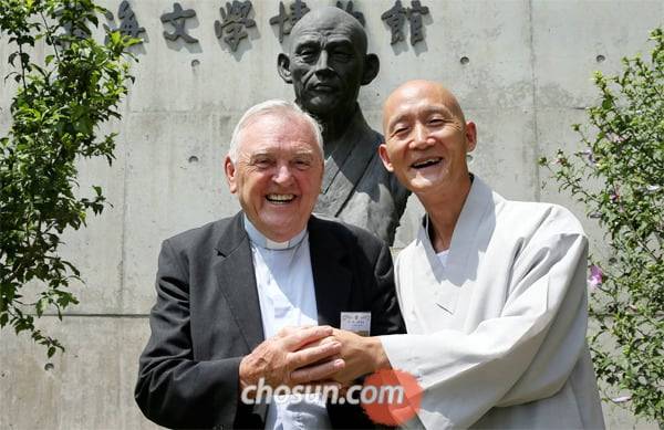 2015년 만해실천대상 수상자 천노엘(왼쪽) 신부와 청전 스님. 천 신부는 "나는 20년 연장 신청했다"며 "스님도 인도에서 30년은 더 계시라"며 파안대소했다. /조선일보DB