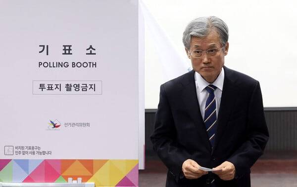 조희대 대법원장이 제21대 대통령선거일인 3일 오전 서울 용산구 서울시기술교육원 중부캠퍼스에 마련된 한남동 제3투표소에서 기표소를 나서고 있다. /뉴시스