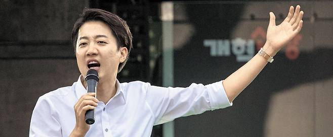 이준석 개혁신당 대선 후보가 2일 대구 수성구 수성못 상화동산에서 유세를 하고 있다. /장련성 기자