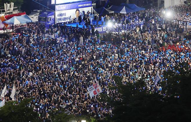 제21대 대통령선거를 하루 앞둔 2일 오후 서울 영등포구 여의도공원에서 열린 이재명 더불어민주당 대통령 후보의 마지막 유세 현장에서 지지자들이 환호하고 있다. /뉴스1