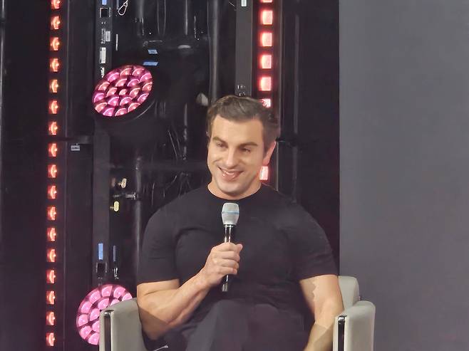 브라이언 체스키 에어비앤비 공동 창업자 겸 최고경영자(CEO)가 4일 오후 서울 용산구 한화손해보험 한남사옥에서 진행한 방한 미디어 행사에서 발언하고 있다. /정재훤 기자