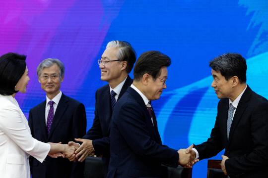 이재명 대통령 내외가 4일 서울 여의도 국회에서 열린 제21대 대통령 취임선서식에서 조희대 대법원장, 김형두 헌법재판소장 권한대행, 이주호 전 대통령 권한대행 부총리 겸 교육부 장관 등과 인사하고 있다. 연합뉴스