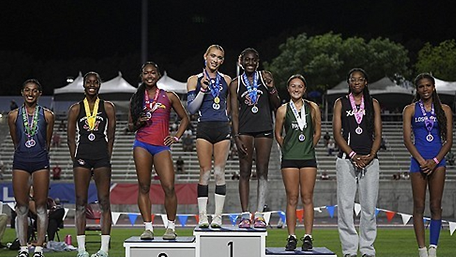 남성에서 여성으로 성을 전환한 AB 에르난데스(왼쪽)가 시상대 1위 자리에 공동으로 서있다. ⓒAP/연합뉴스