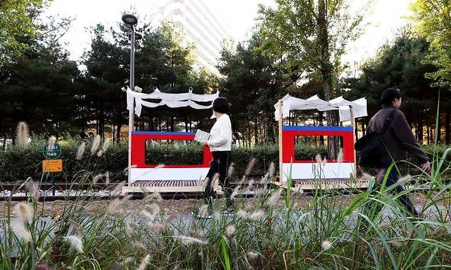 2024년 현대예술제 전시된 작품을 바라보는 시민 ⓒ노원구 제공