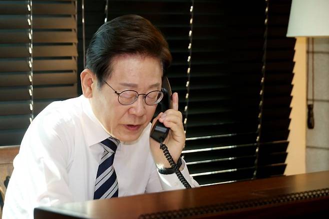 이재명 대통령이 4일 인천 계양구 사저에서 김명수 합참의장과 통화하며 군 통수권 이양 보고를 받고 있다. ⓒ연합뉴스