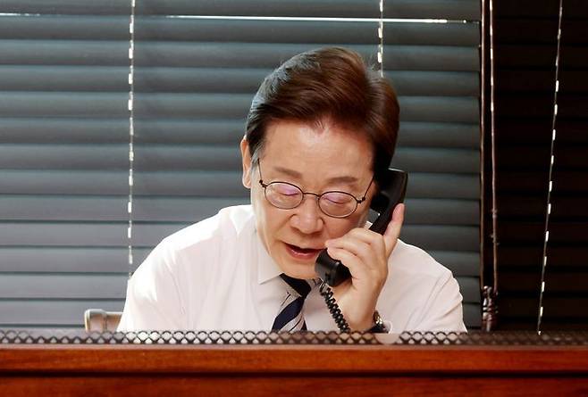 이재명 대통령이 4일 인천 계양구 사저에서 김명수 합참의장과 통화하며 군 통수권 이양 보고를 받고 있다. ⓒ연합뉴스