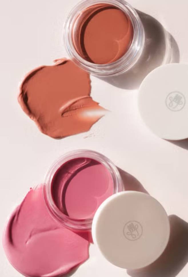 고가 브랜드를 고집하지 않고 품질 좋은 ‘듀프(복제)’ 상품을 찾는 사람들이 늘면서 다이소에서 파는 ‘손앤박 아티 스프레드 컬러 밤’3 같은 상품이 인기를 끌고 있다. 다이소 홈페이지 캡처