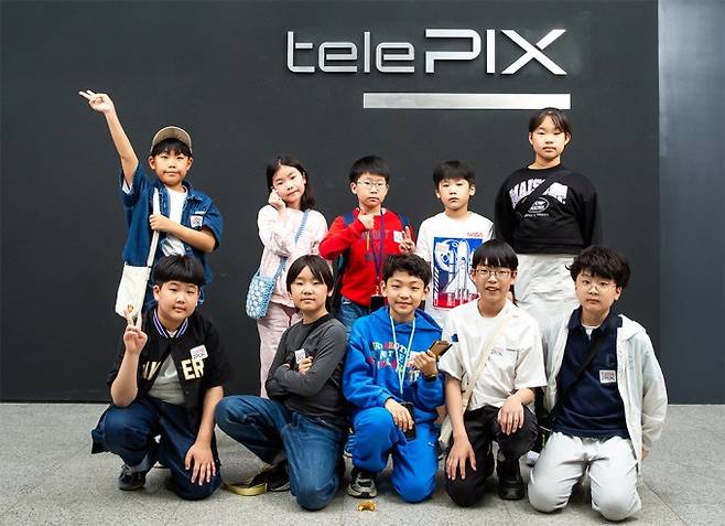 텔레픽스 스페이스랩 앞에 선 어린이 우주 기자단.스튜디오51 제공