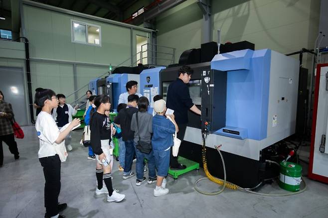 MCT 장치를 보는 어린이 우주 기자단. 스튜디오51 제공