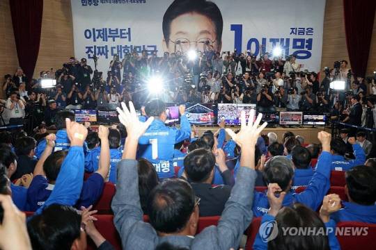 대선 출구조사 결과에 민주당 환호.연합뉴스