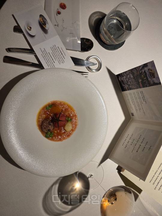 지난 30일 서울 신사동 '기와강'에서 진행된 컬리 '다이닝 위크'에서 '컬리 스페셜 메뉴'로 선보인 '토마토 죽'.