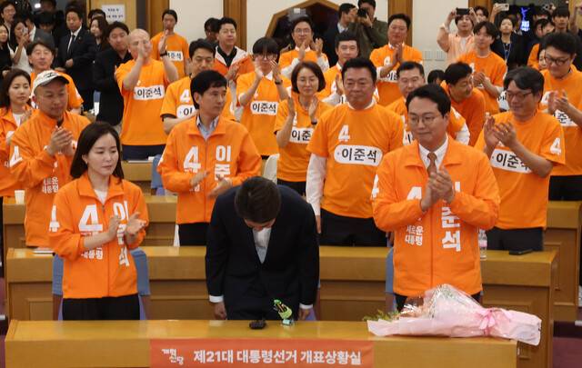 이준석 개혁신당 대통령 후보가 3일 개표방송 결과를 본 뒤 국회 개표상황실에서 인사하고 있다. 김경호 선임기자 jijae@hani.co.kr