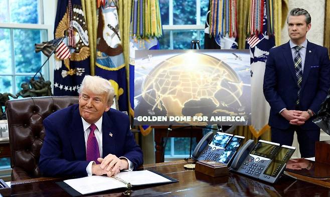 도널드 트럼프 미국 대통령(왼쪽)이 지난달 20일 미국 워싱턴 백악관에서 피트 헤그세스 국방장관과 ‘골든 돔’ 미사일 방어 체계를 발표하고 있다. 사진 로이터 연합뉴스