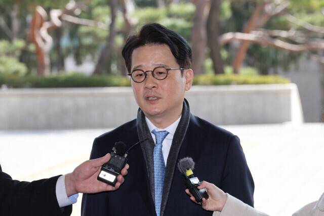 헌법재판소가 이창수 서울중앙지검장에 대한 국회의 탄핵소추를 기각한 3월13일 오후 이 지검장이 서울 서초구 서울중앙지검으로 출근하며 취재진의 질문에 답하고 있다. 신소영 기자 viator@hani.co.kr