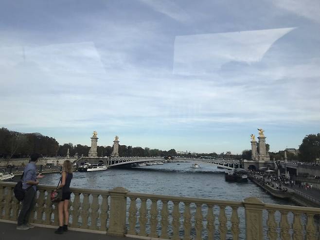 2018년 10월 문재인 전 대통령의 프랑스 파리 순방 중 버스에서 찍은 알렉상드르 3세 다리. 이 다리는 프랑스-러시아의 공조를 기념해 1896년 착공했다. 빅토르 위고의 ‘파리의 노트르담’은 1831년 발표됐기 때문에 이 작품에는 등장하지 않는다. 신동호 제공