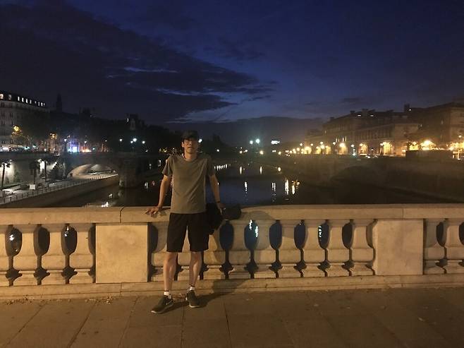 파리 센강 퐁토샹주에 섰다. 바로 뒤는 퐁노트르담 다리이고 왼쪽 시테섬 오텔디유 병원 뒤로 노트르담 성당 종탑이 보인다. 신동호 제공