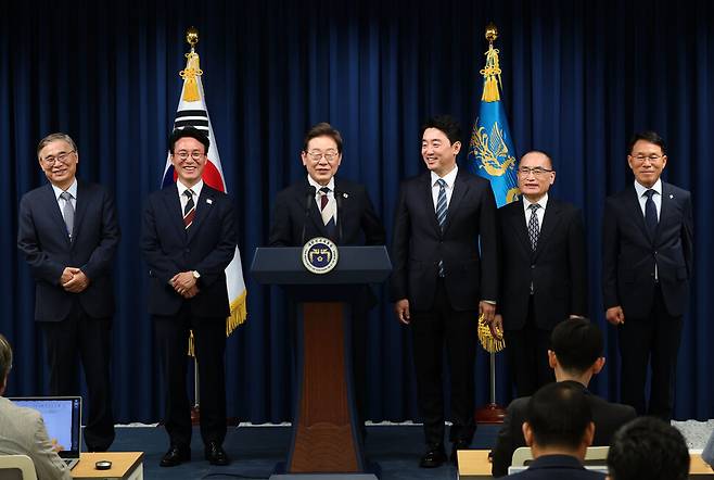 이재명 대통령이 2025년 6월4일 서울 용산 대통령실 청사에서 열린 인사브리핑에서 새 정부 첫 인사 발표를 하고 있다. 왼쪽부터 이종석 국정원장 후보자, 김민석 국무총리 후보자, 이 대통령, 강훈식 비서실장, 위성락 안보실장, 황인권 경호처장. 연합뉴스