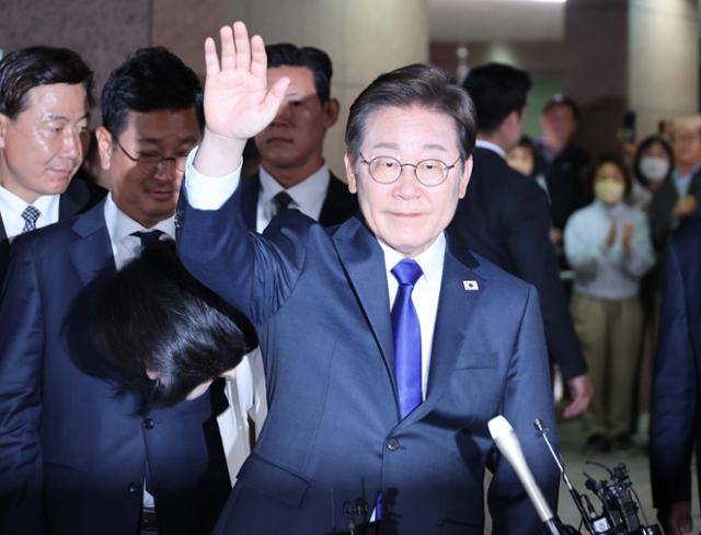 이재명 더불어민주당 대통령 후보가 3일 인천 계양구 자택 앞에서 주민들과 인사하고 있다. 2025-06-03 인천=정다빈 기자