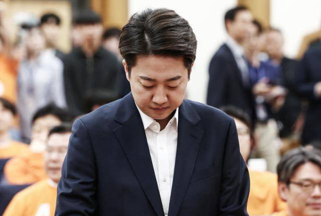 이준석 개혁신당 대통령 후보가 3일 국회 의원회관에 마련된 제21대 대통령선거 개표 상황실에서 입장을 밝히기 위해 굳은 표정으로 들어서고 있다. 뉴스1