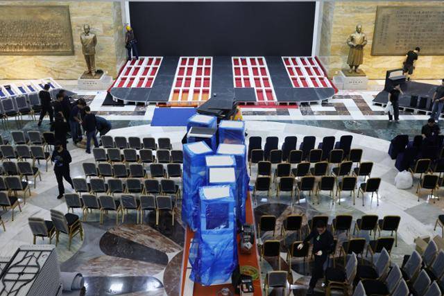 제21대 대통령 선거일인 3일 서울 여의도 국회 본청 로텐더홀에서 대통령 취임식 준비로 관계자들이 분주히 움직이고 있다. 뉴스1