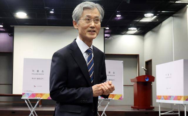 조희대 대법원장이 제21대 대통령선거일인 3일 오전 서울 용산구 서울시기술교육원중부캠퍼스에 마련된 한남동 제3투표소에서 투표를 마친 후 이동하고 있다. 뉴시스