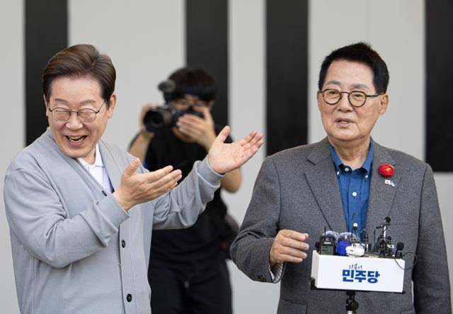 지난달 11일 '경청 투어'에 나선 이재명(왼쪽) 당시 더불어민주당 대선 후보가 전남 해남군 군민광장 야외공연장에서 박지원 민주당 의원을 소개하고 있다. 해남=뉴스1