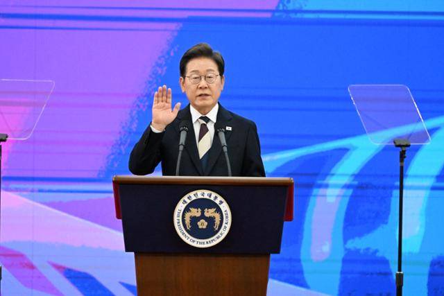 제21대 대한민국 대통령으로 취임한 이재명 대통령이 4일 오전 국회 로텐더홀에서 취임선서를 하고 있다. 국회사진기자단