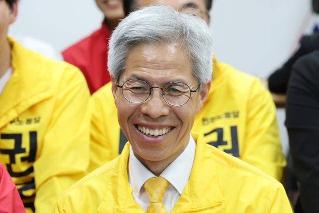 권영국 민주노동당 대통령 후보가 3일 서울 구로구 선거캠프에 마련된 제21대 대선 개표상황실에서 출구조사 결과를 지켜보며 웃고 있다. 뉴스1